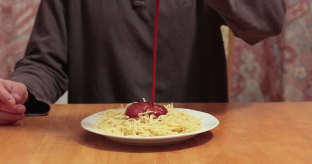 Cubriendo espaguetis en grandes cantidades de ketchup — Vídeos de Stock