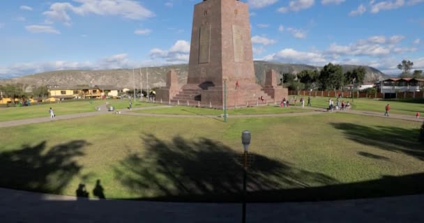 Monumento en la Línea Ecuatorial cerca de Quito, San Antonio — Vídeo de stock