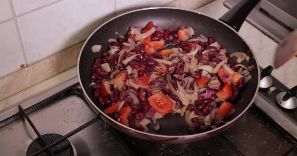 Soğanlı fasulye pişirmek. — Stok video