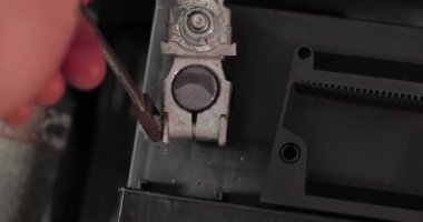 Araba aküsü kabloyu kesiyor