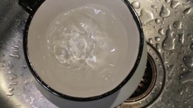 Lavaboya damlayan mutfak musluğu