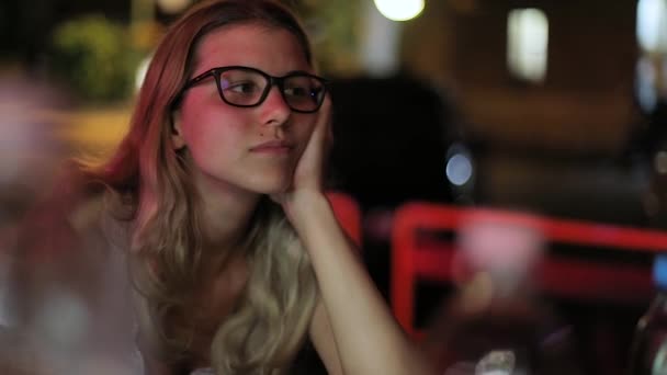 Meninas conversando em um bar visto com visão embaçada — Vídeo de Stock