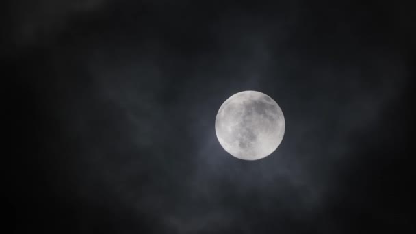 Luna e nuvole scure di notte — Video Stock