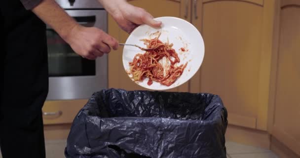 Weggooien van verspilling van overtollig voedsel — Stockvideo