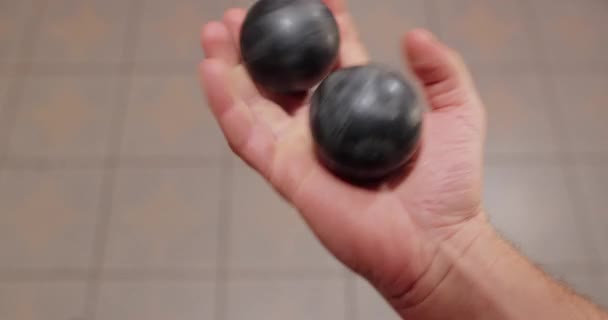 Baoding qi gongo bolas na mão — Vídeo de Stock