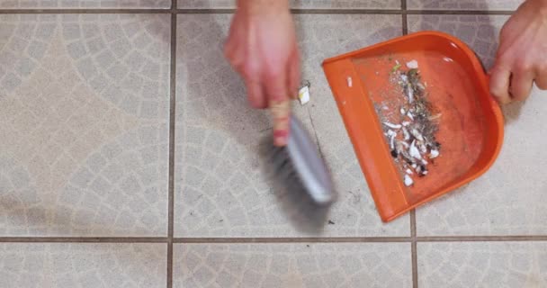 Brooming tegels van een keuken — Stockvideo