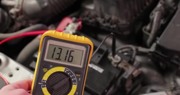 Kontroll av bilbatteri och växelspänning med körmotor — Stockvideo