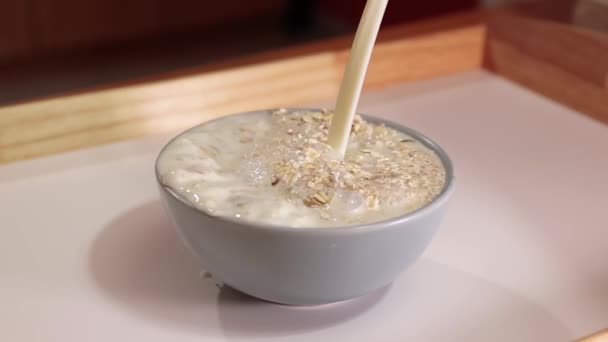 Susu sereal dituangkan dalam mangkuk dalam gerakan lambat — Stok Video