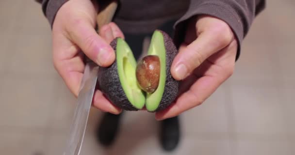 Avocado halbiert — Stockvideo