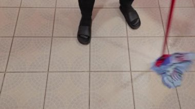 Yerleri ıslatıyorum.