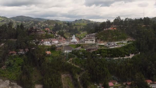 Cuenca, Ecuador, vanuit de lucht gezien vanaf de drone in Turi — Stockvideo