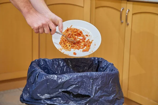 Verschwenderische überschüssige Lebensmittel wegwerfen — Stockfoto