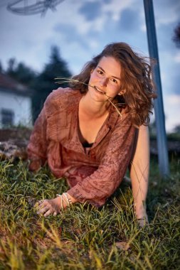 Akşam karanlığında poz veren genç bir kadın.