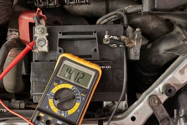 Checking car battery and alternator voltage with running engine