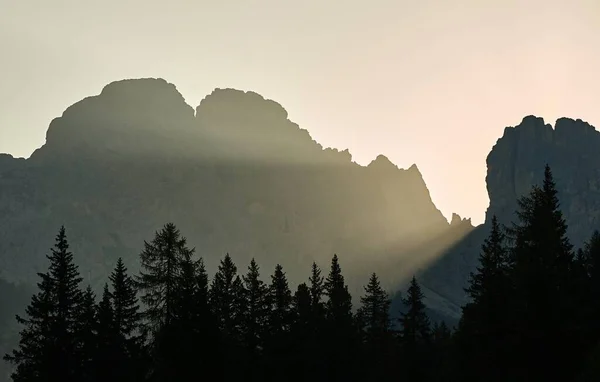 Soluppgång mellan bergsklippor — Stockfoto