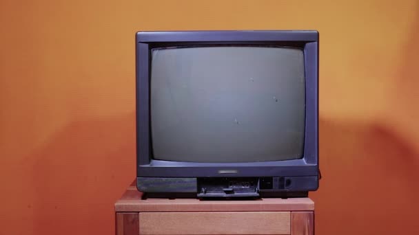 Alter Fernseher zertrümmert — Stockvideo