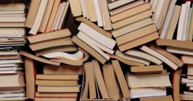 Yığının içindeki kitap duvarı