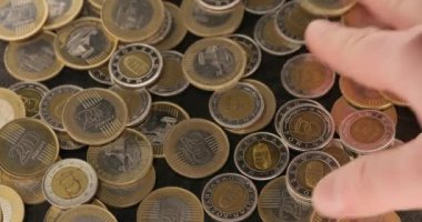 Bozuk paralar yığının içine düşüyor, Macar Forints
