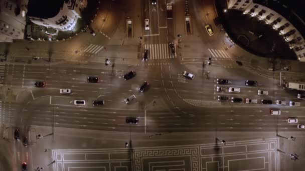Coches y autobuses desde el dron en una calle de la ciudad por la noche — Vídeo de stock