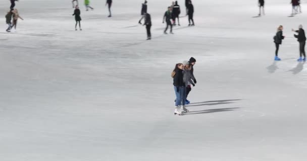 Eislaufen auf der Eisbahn in Budapest — Stockvideo