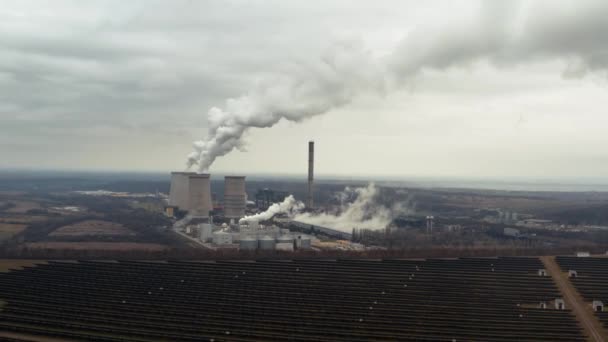 Central elétrica torre de refrigeração vista aérea — Vídeo de Stock