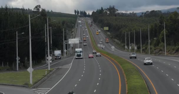 Verkeer op de Pan-Amerikaanse snelweg in Ecuador — Stockvideo