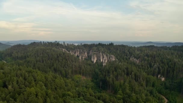 Majestuoso paisaje rocoso desde el aire — Vídeo de stock