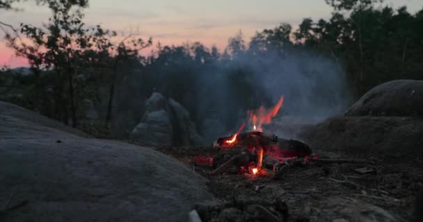 Tábor Ohňové plameny, soumrak nebe — Stock video