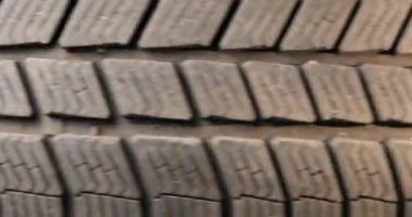 Araba lastiği yavaşlıyor.