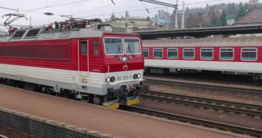 Demiryollarında tren, pencere manzaralı.