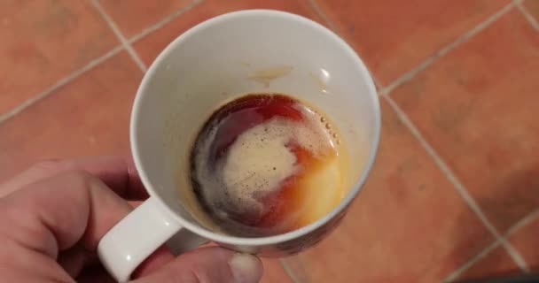 Кофе кончился, почти пустая чашка — стоковое видео