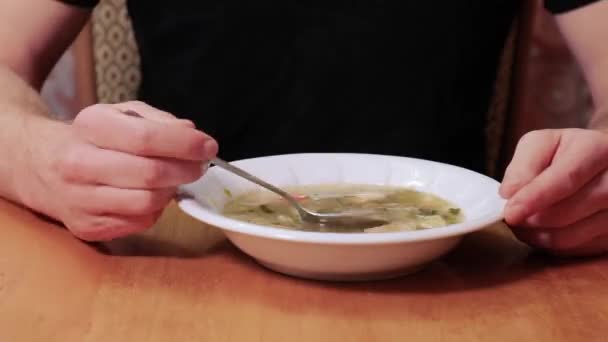Gemüsesuppe mit frischen Zutaten essen — Stockvideo