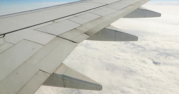 Летит на самолете, закрывает крыло — стоковое видео