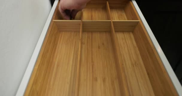 Minimalistisch keukengereedschap in een la opgeborgen — Stockvideo