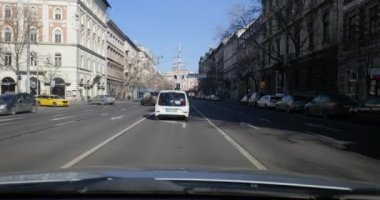 Şehirde araba kullanmak, iç mekan manzarası.