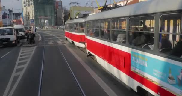 Tramvajová zastávka v Brně — Stock video