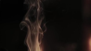 Siyah arkaplanda yükselen duman soyut desenleri