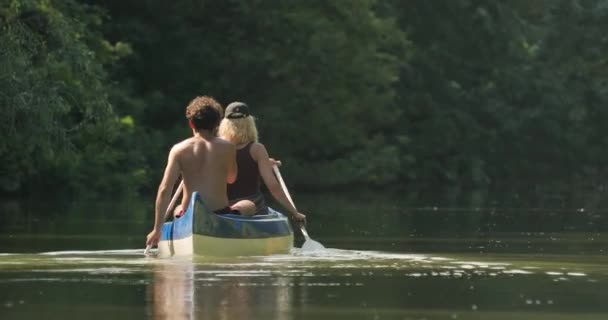 在一片茂盛的夏日风景中划艇 — 图库视频影像