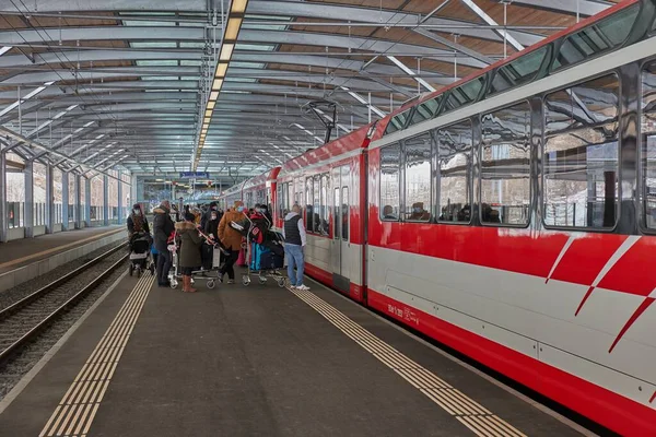 В швейцарских Альпах поезд Мэтта Шмидта прибыл на станцию — стоковое фото