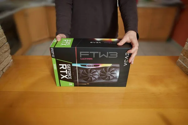 Купуючи EVGA Geforce RTX 3090 Nvidia GPU в магазині Ліцензійні Стокові Зображення