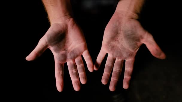 검은 배경의 인간 손 — 비디오