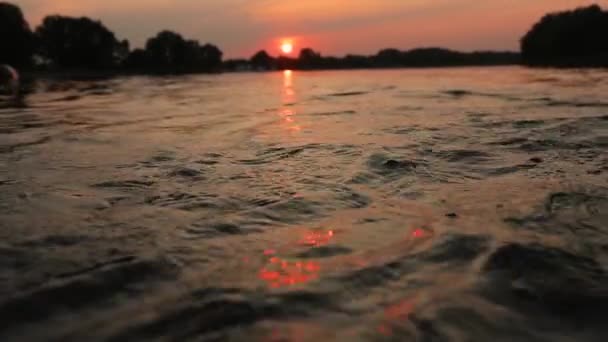 Naplemente egy nyugodt tó felett — Stock videók