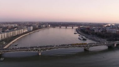Budapeşte Tuna Köprüsü üzerinde trafik olan hava manzarası