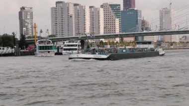 Kargo gemisi Rotterdam şehrinden geçiyor.