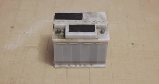 Ricarica di una batteria di avviamento in un garage — Video Stock