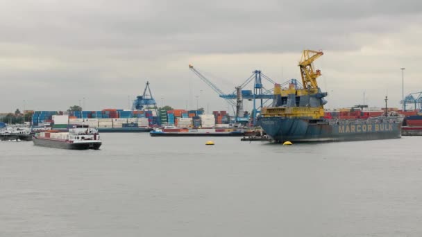 Industrifartyg i hamn — Stockvideo