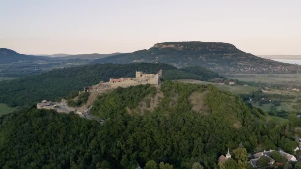 Medeltida slott drönare antenn utsikt, Szigliget — Stockvideo