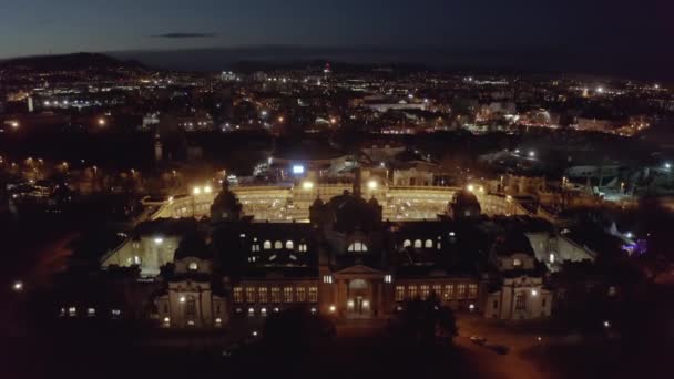 ブダペストのSzechenyi熱浴、夜間の空撮ドローン映像 — ストック動画