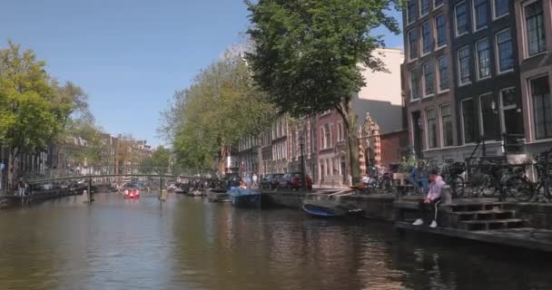 Amsterdam vue depuis les canaux sur un bateau — Video