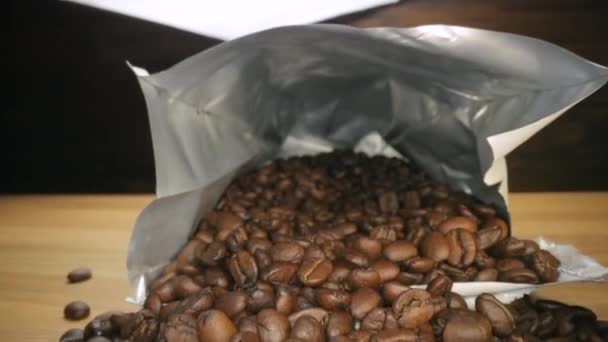 Смажені кавові зерна в сумці — стокове відео